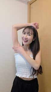 ツルツルの脇を見て喜ぶ女性｜脱毛｜美容