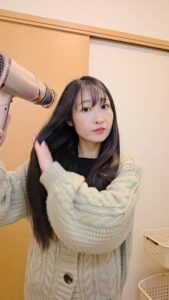 ドライヤーする女性｜ヘアケア｜美容