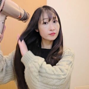 ドライヤーする女性｜ヘアケア｜美容