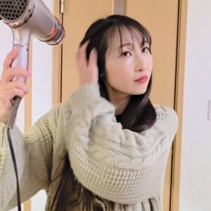 ドライヤーする女性2｜ヘアケア｜美容