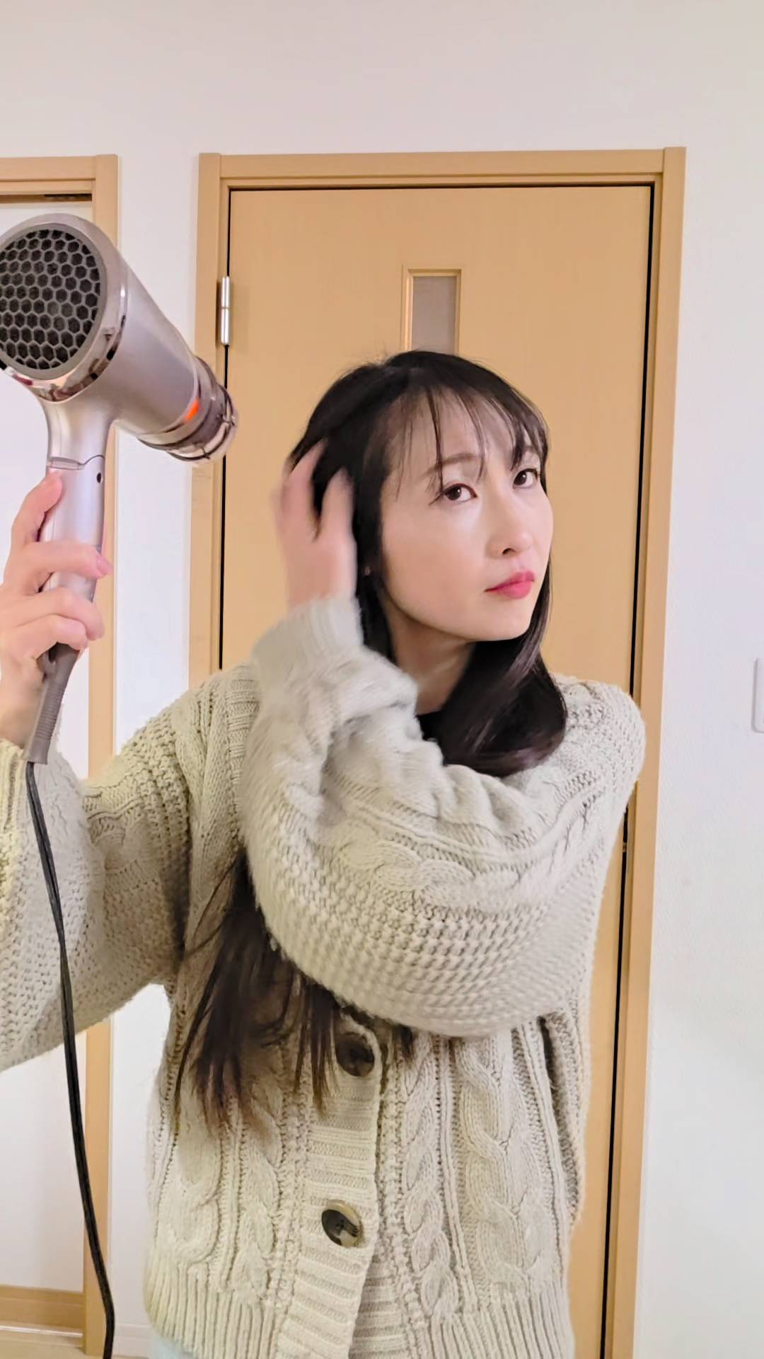 ドライヤーする女性2｜ヘアケア｜美容