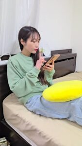 ベットでスマホを操作する女性｜マッチングアプリ｜出会い