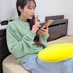 ベットでスマホを操作する女性｜マッチングアプリ｜出会い