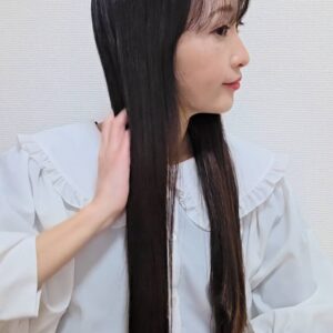 手で髪をとかす女性｜ヘアケア｜美容