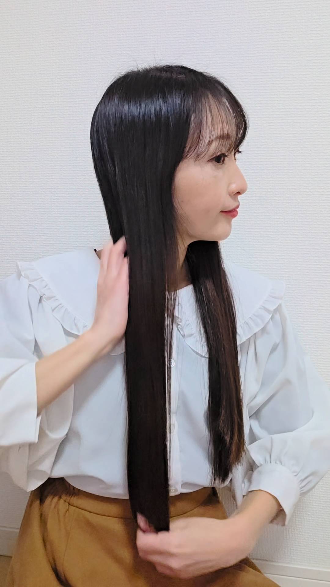 手で髪をとかす女性｜ヘアケア｜美容