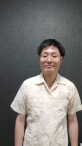 カメラを掴む男性｜カメラ｜男性