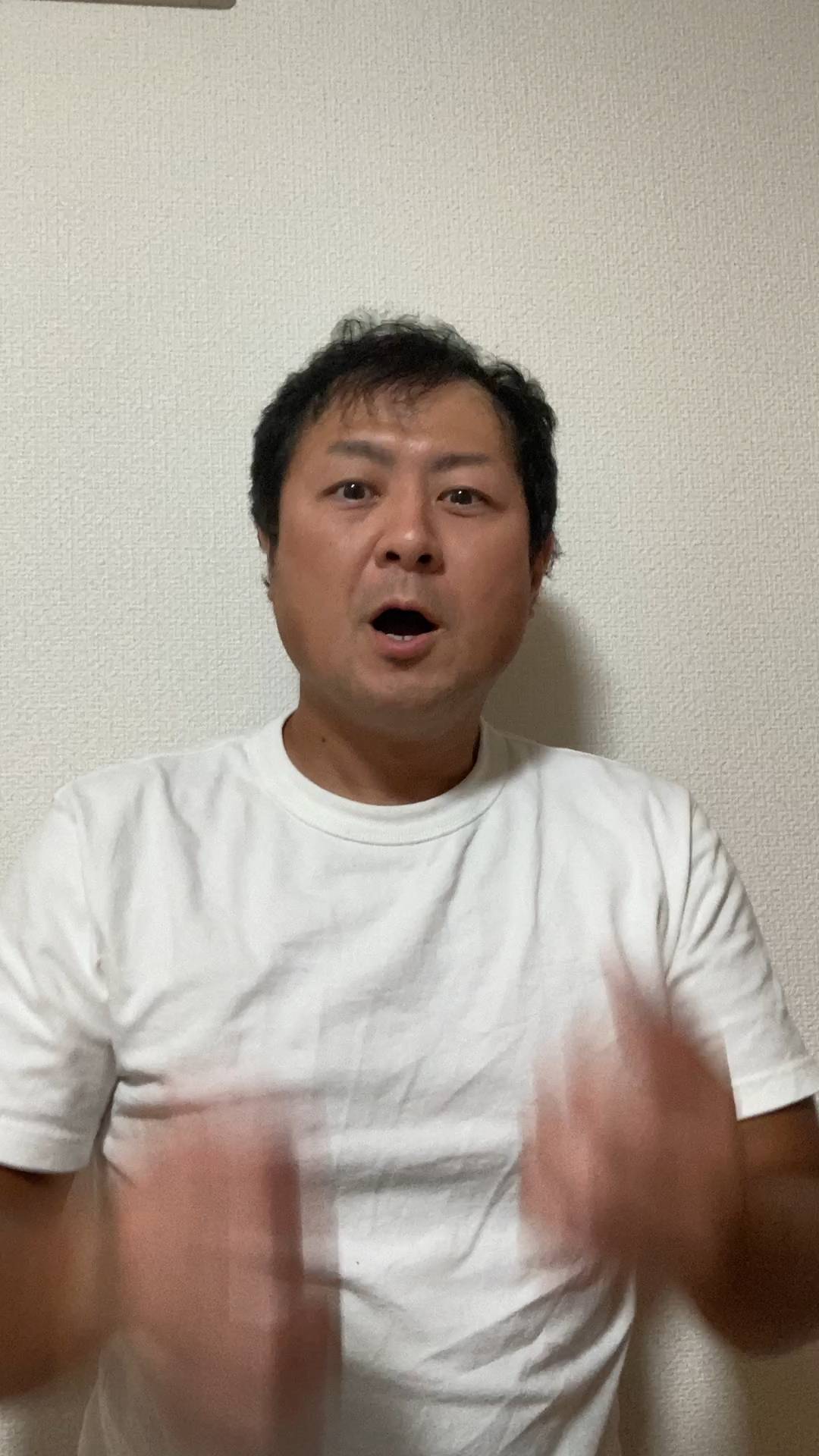 ガッツポーズをして喜ぶ男性｜ガッツポーズ｜笑顔