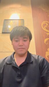 お菓子を食べる男性｜お菓子｜休憩