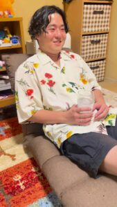 テレビを見て笑う男性｜ストレス発散｜爆笑