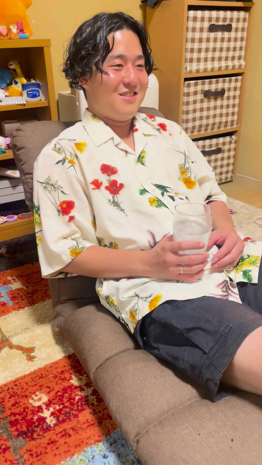 テレビを見て笑う男性｜ストレス発散｜爆笑