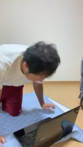 寝転びながらPCを触る男性｜PC｜休日