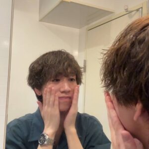 スキンケアをする男性