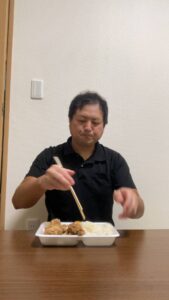 唐揚げ弁当を食べる男性｜食事｜唐揚げ