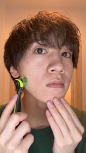 カミソリで髭を剃る男性｜美容｜脱毛