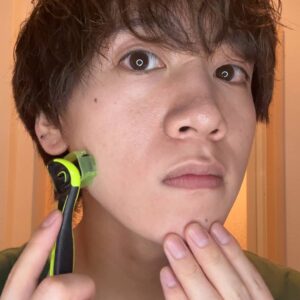 カミソリで髭を剃る男性｜美容｜脱毛