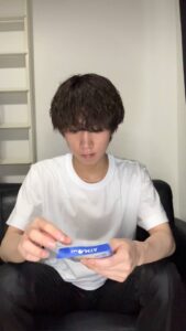 給料を見て喜ぶ男性｜ビジネス｜お金｜