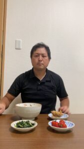 美味しそうにご飯を食べる男性｜食事｜日常