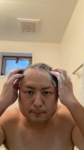 シャンプーをする男性｜シャンプー｜お風呂