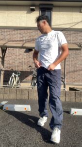 外で屈伸をする男性｜運動｜屈伸