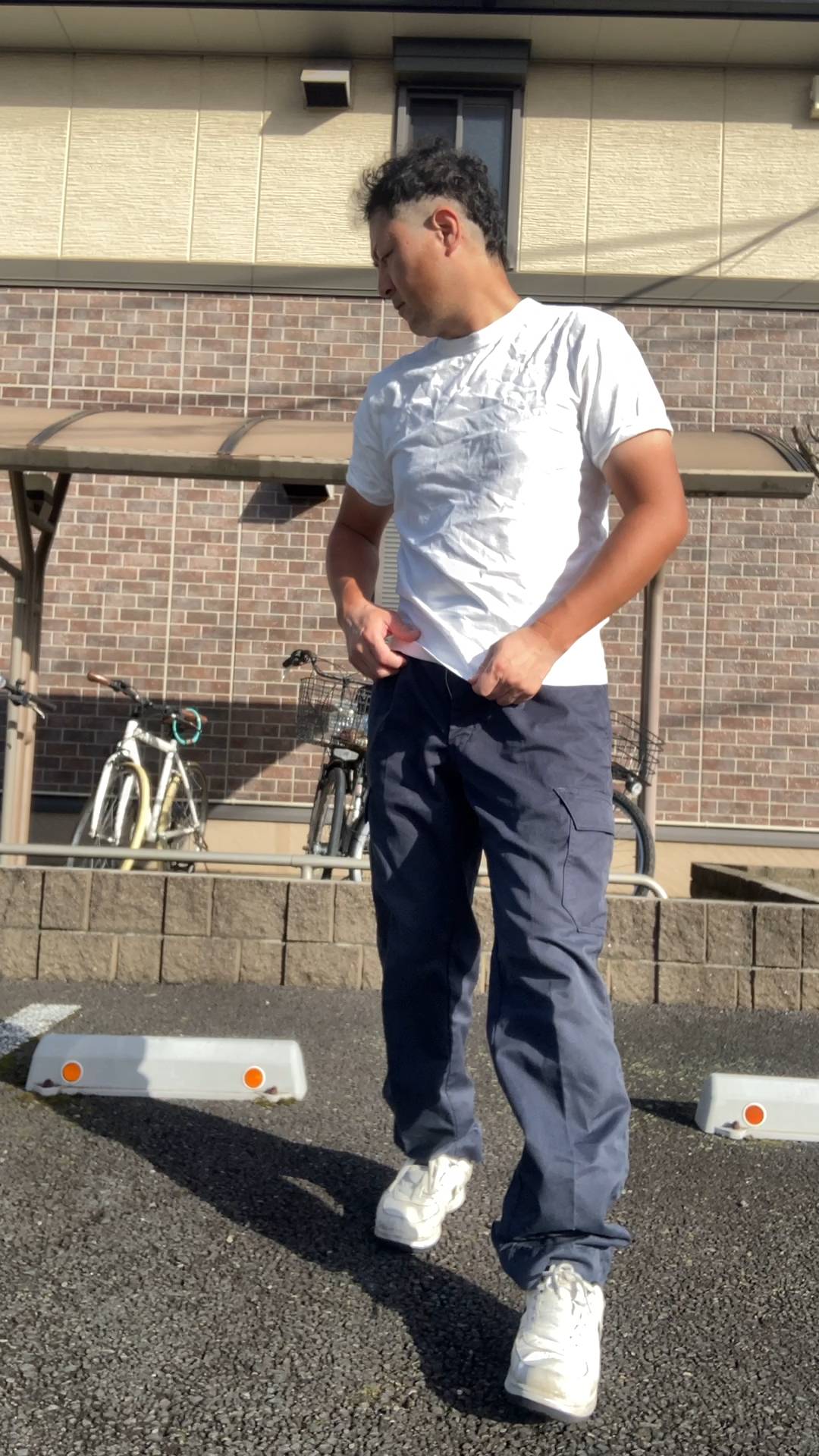 外で屈伸をする男性｜運動｜屈伸