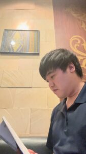 本を読む男性｜読書｜日常