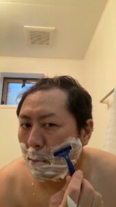 後悔している男性｜悔しい