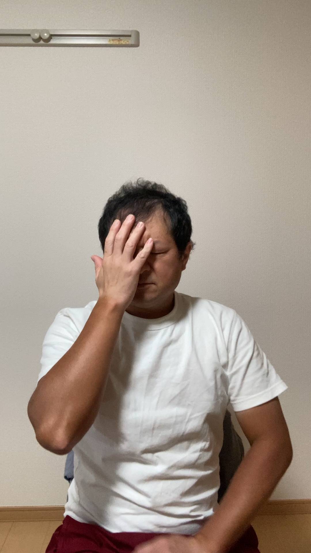 後悔している男性｜悔しい