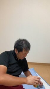 ダラダラする男性｜休日