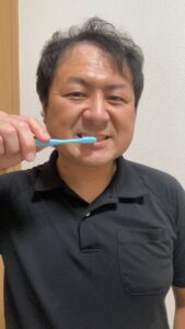 歯磨きをする男性｜歯磨き｜身だしなみ