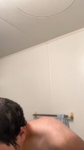 シャワーを浴びる男性｜シャワー｜お風呂