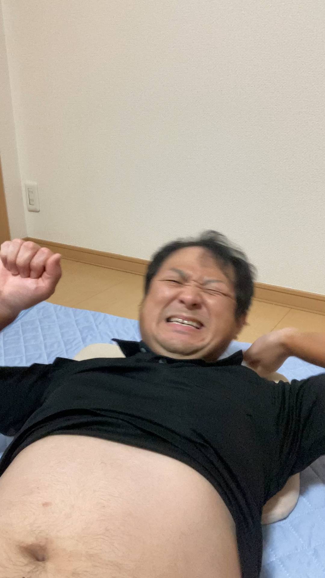 お腹が痛い男性｜腹痛