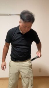 家で携帯を触る男性｜携帯｜日常