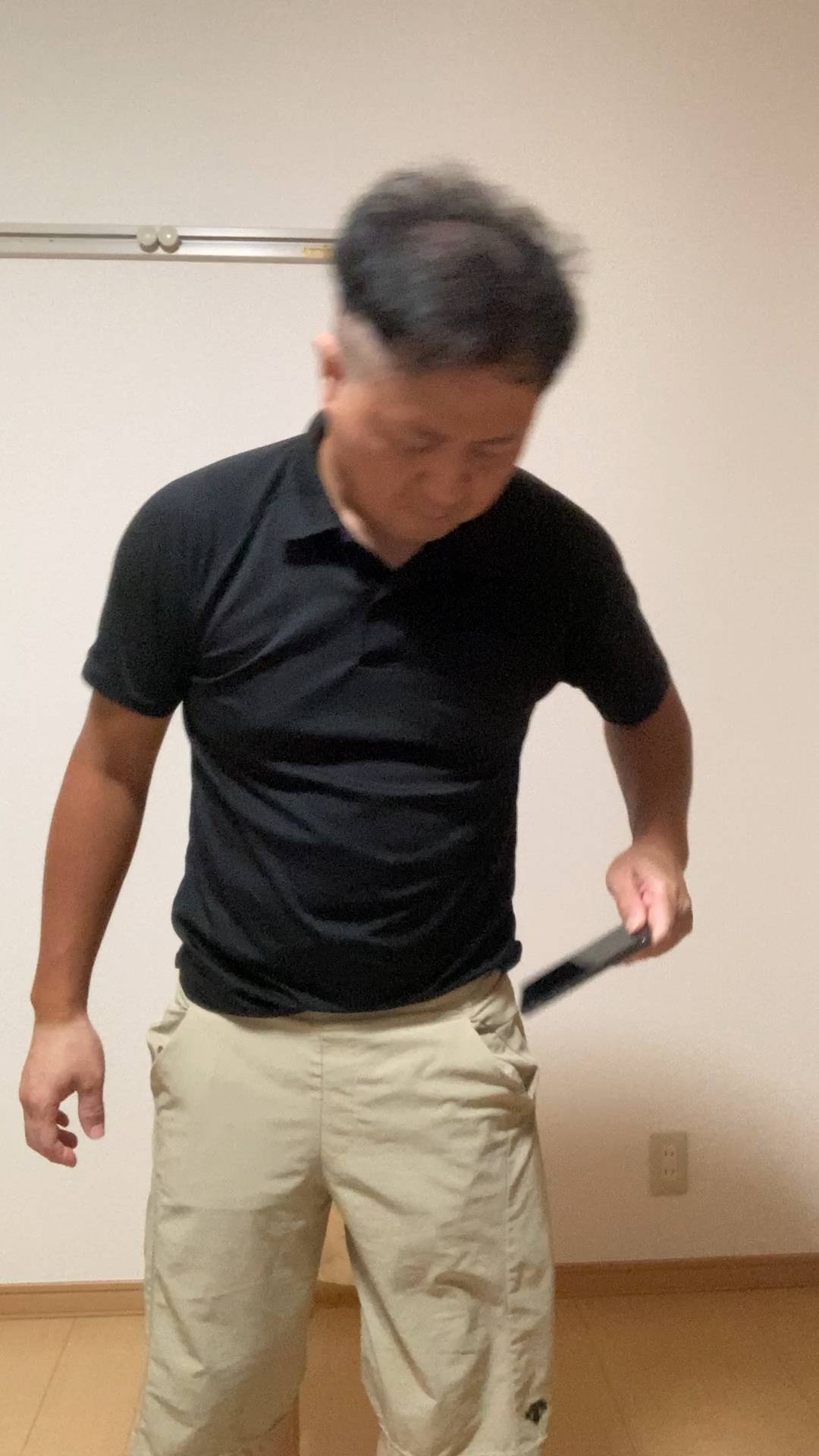 家で携帯を触る男性｜携帯｜日常