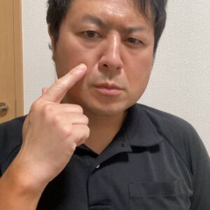 シワを触る男性｜美容