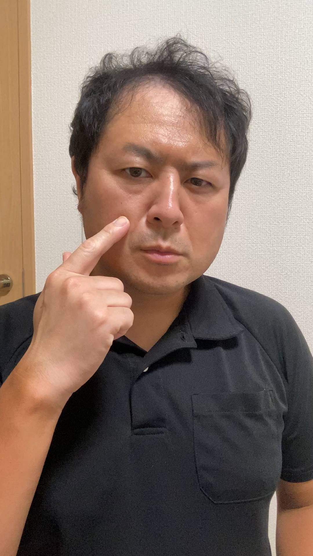 シワを触る男性｜美容