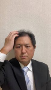 支度をするスーツの男性｜スーツ｜準備