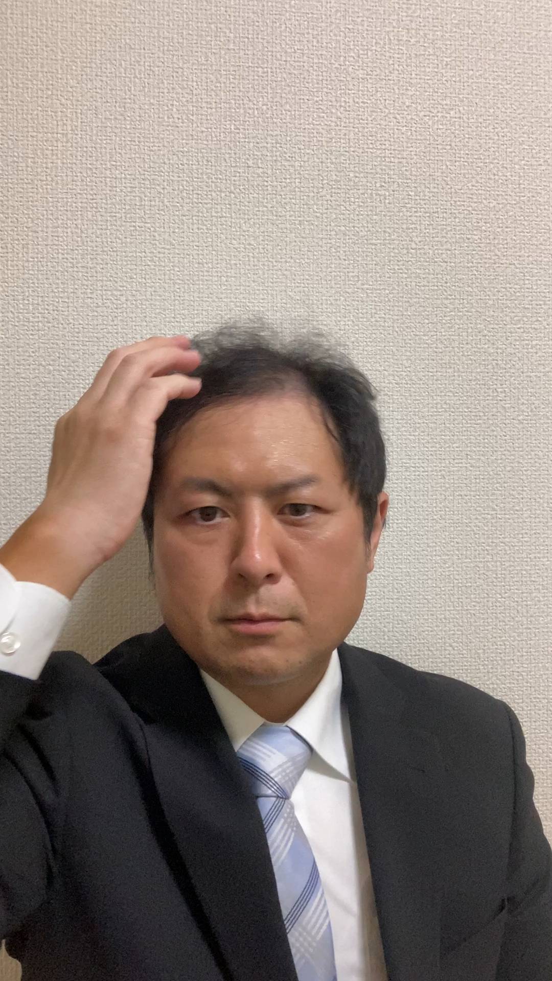 支度をするスーツの男性｜スーツ｜準備