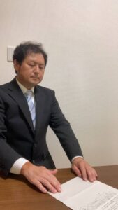 書類を説明する男性｜仕事｜説明