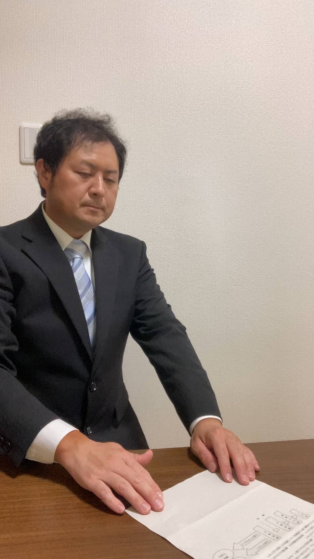 書類を説明する男性｜仕事｜説明