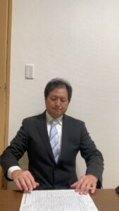 笑顔で書類を破るスーツの男性｜スーツ｜笑顔