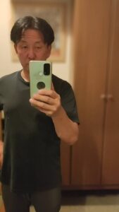 お腹周りが気になる男性｜お腹｜日常