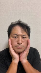 顔を触る男性｜顔｜日常