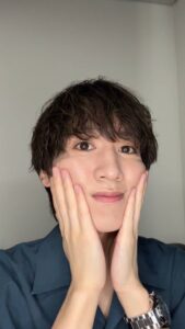 モチモチの肌を触る男性｜肌