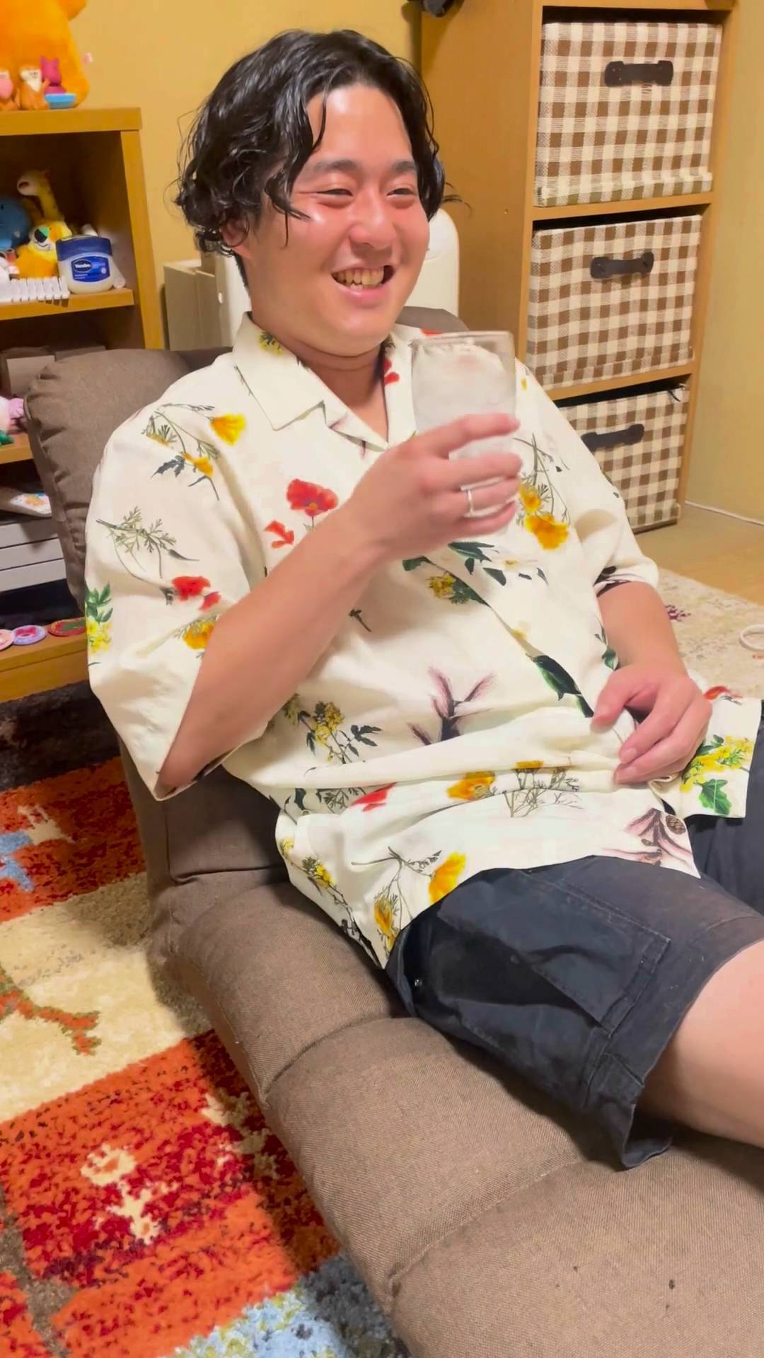 飲み物を飲む男性