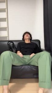 めんどくさそうに出かける男性｜おでかけ