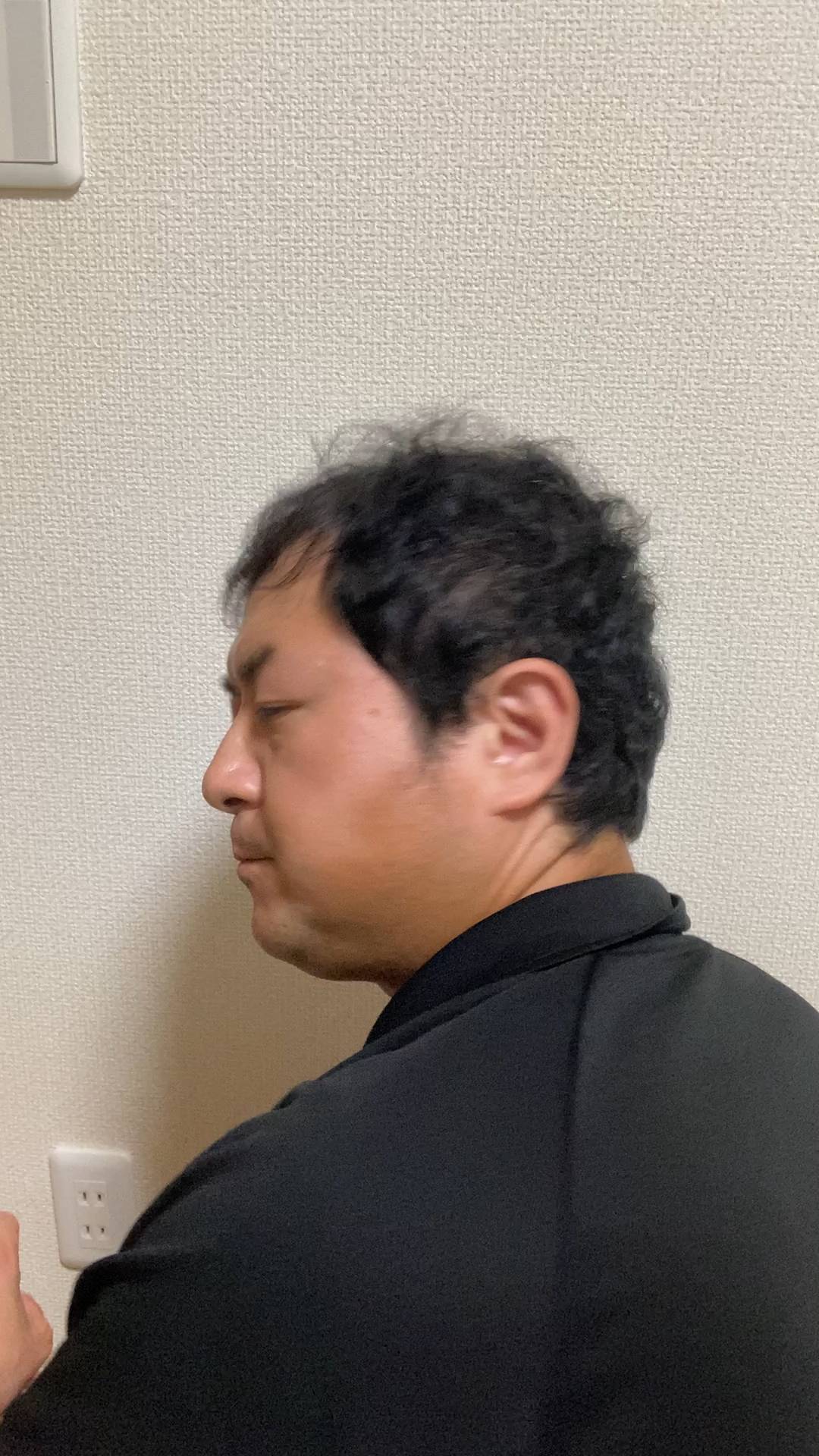 後頭部を気にする男性｜薄毛｜悩み