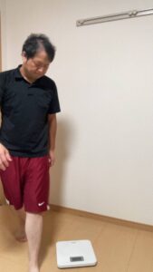 体重計に乗り絶望と喜び｜体重計｜ダイエット