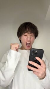 ゲームでレアキャラが当たった男性｜ゲーム｜喜び