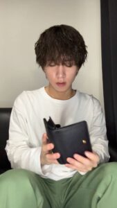 財布にお金がない男性｜金欠｜副業