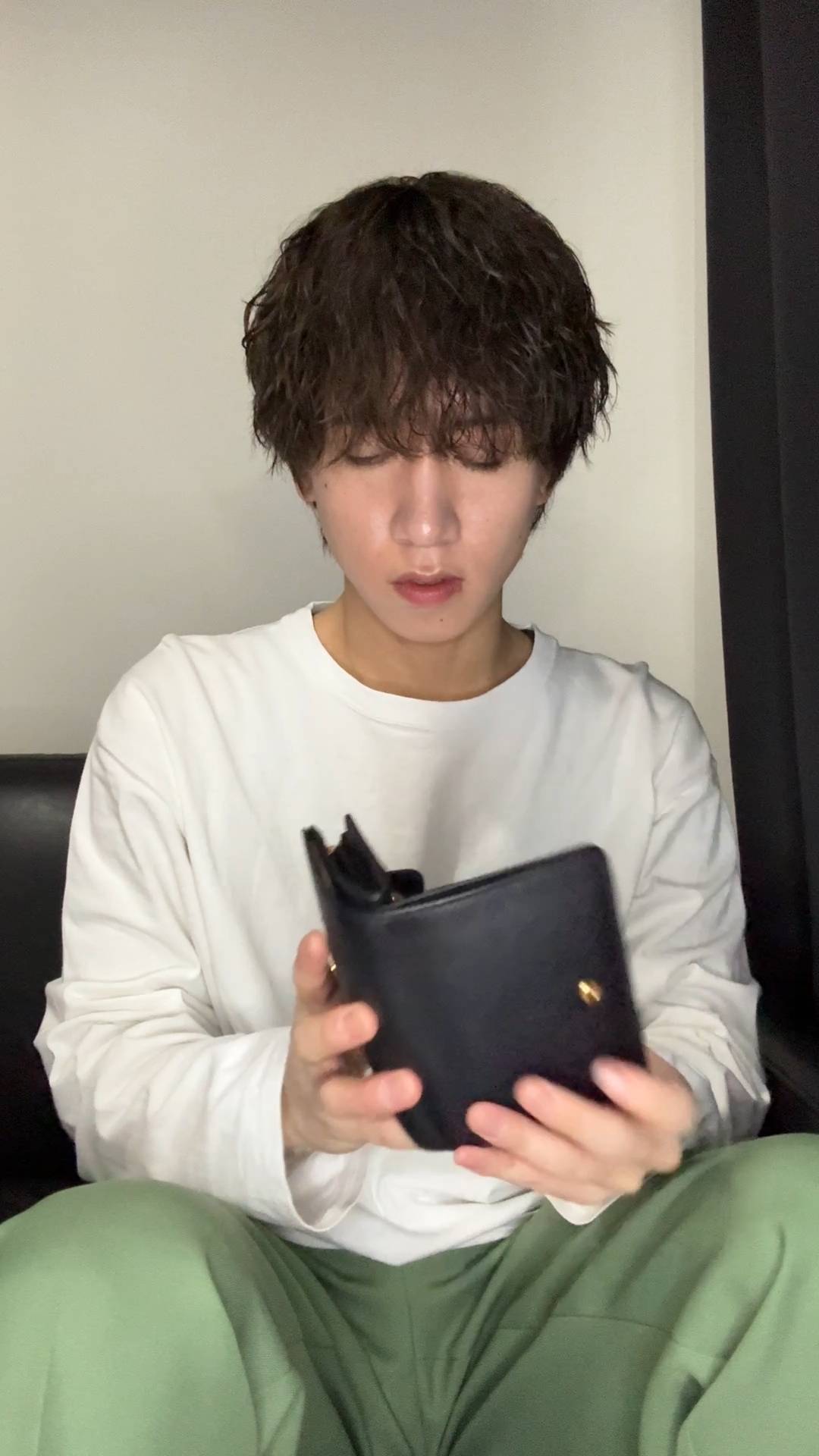 財布にお金がない男性｜金欠｜副業